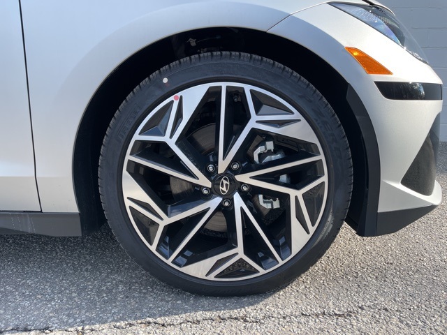 2025 Hyundai Ioniq 6 SEL photo 4