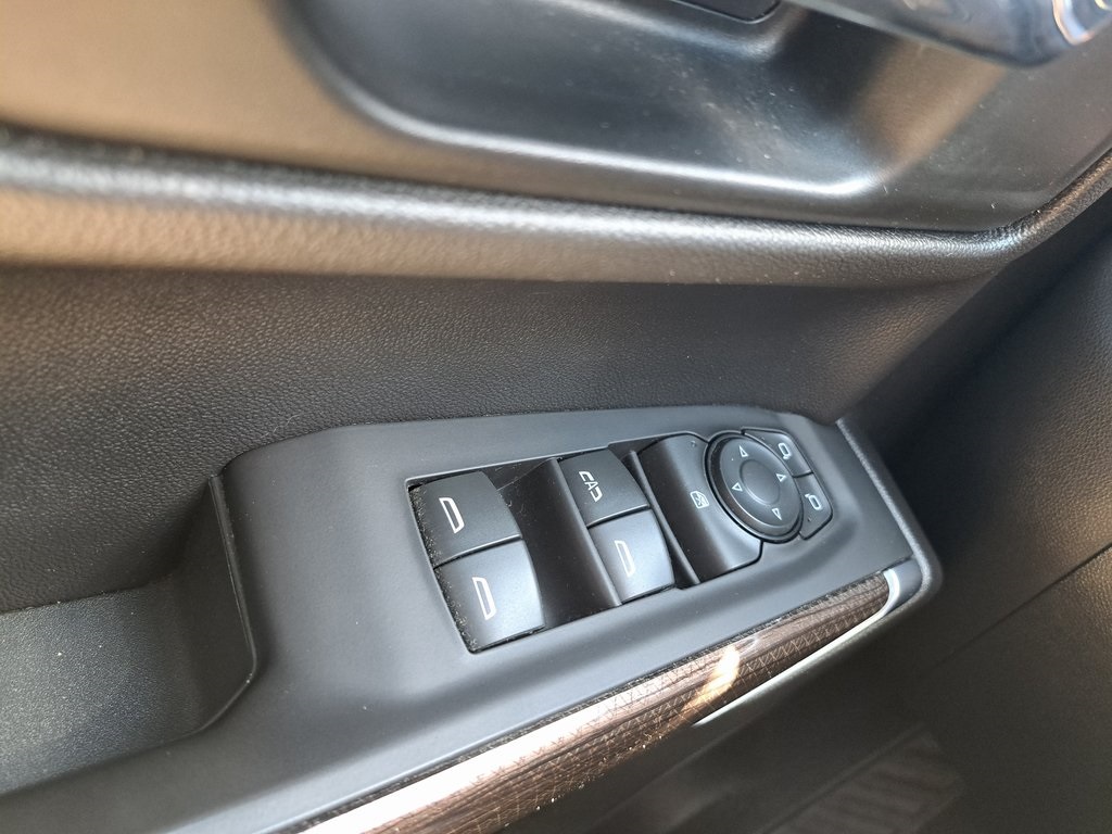 2020 Chevrolet Silverado 1500 RST 4D Crew Cab 4WD 26