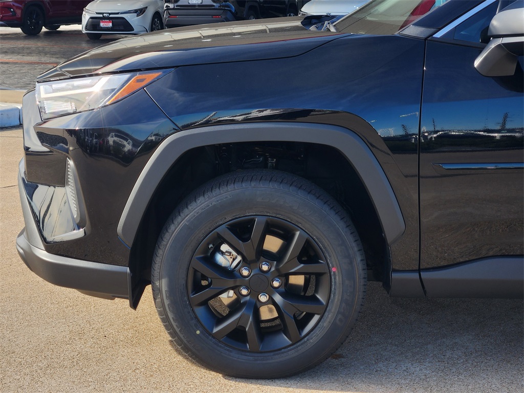 2025 Toyota RAV4 LE photo 4