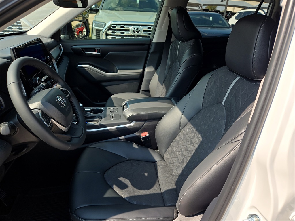 Used 2025 Toyota Highlander Hybrid SUV