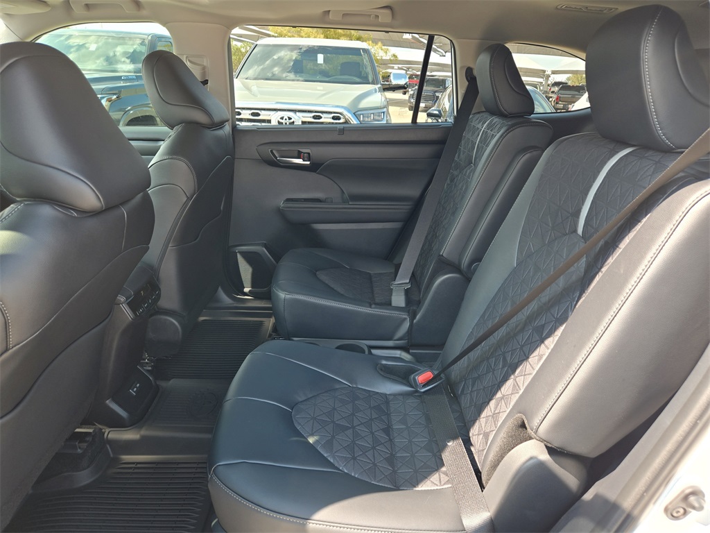 Used 2025 Toyota Highlander Hybrid SUV