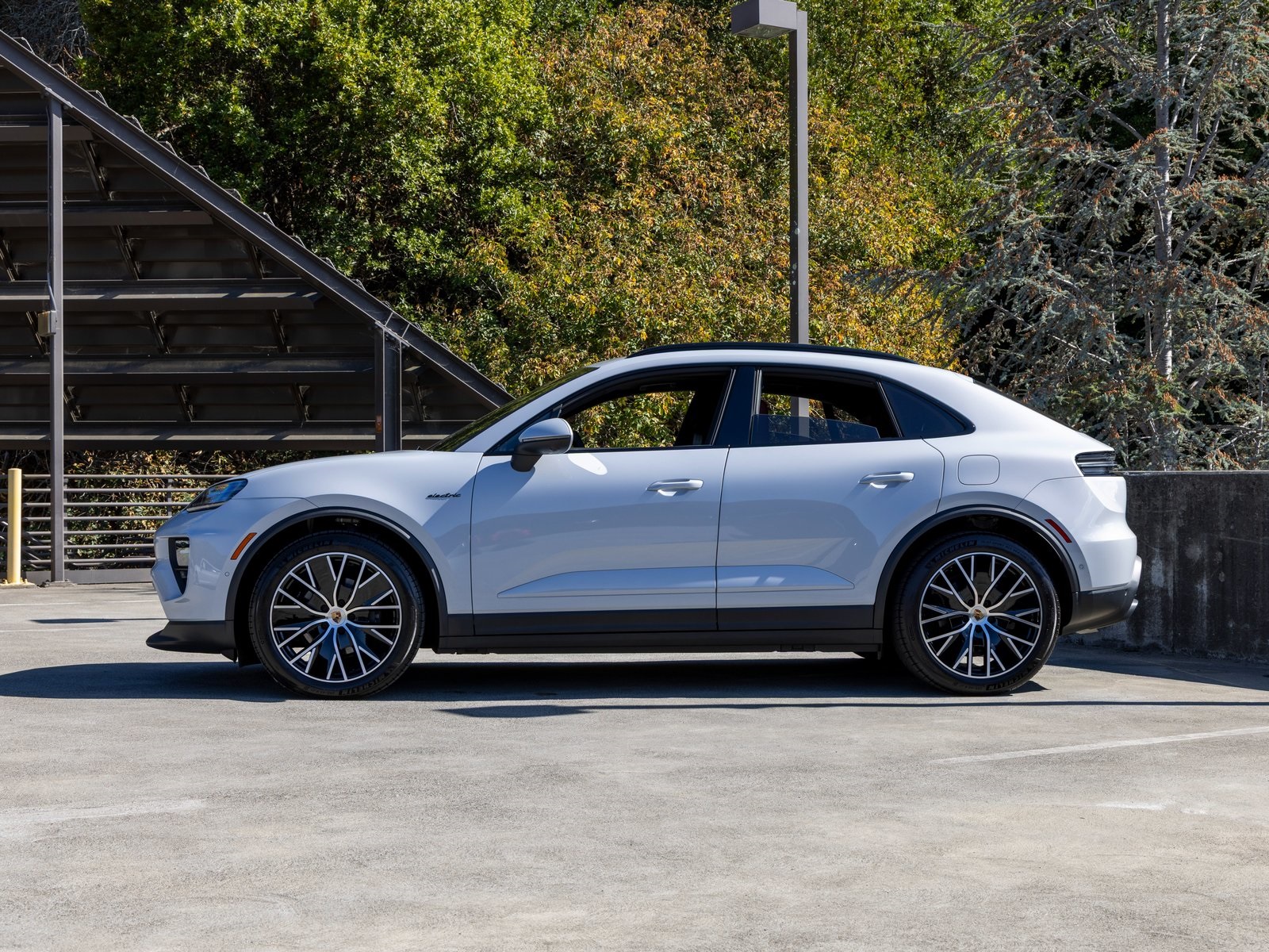 2024 Porsche Macan 4 Electric photo 2