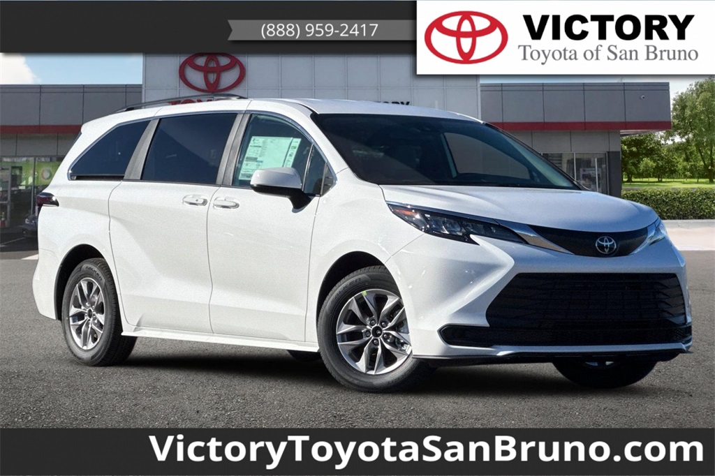 2026 Toyota Sienna LE's photo