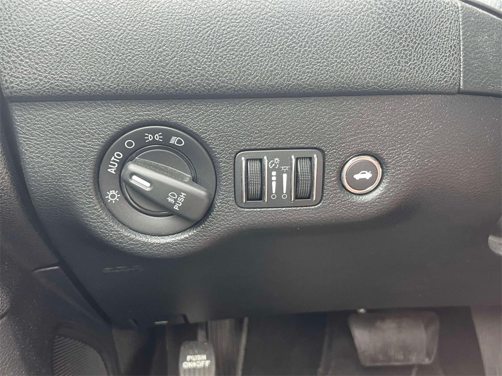 2016 Dodge Charger SXT photo 19