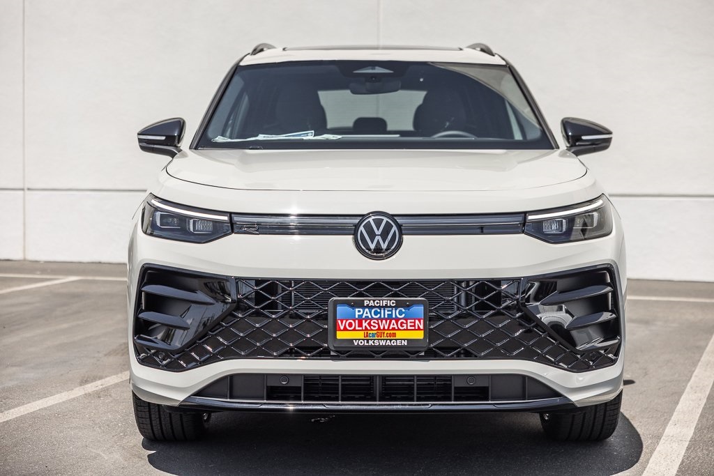 2026 Volkswagen Tiguan SE R-LINE BLACK's photo
