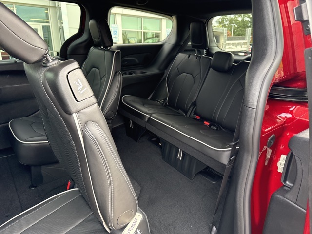 2026 Chrysler Pacifica Limited photo 13