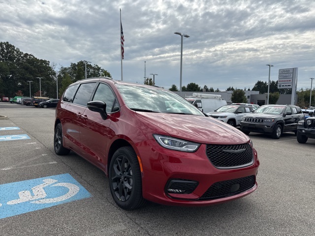 2026 Chrysler Pacifica Limited photo 6