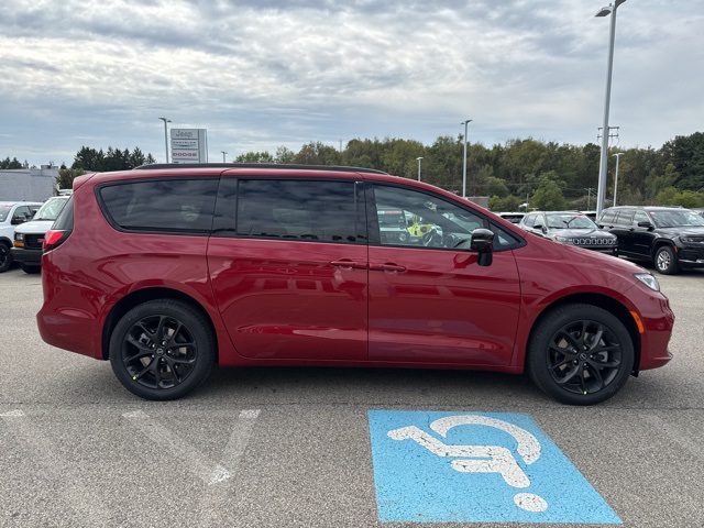 2026 Chrysler Pacifica Limited photo 7