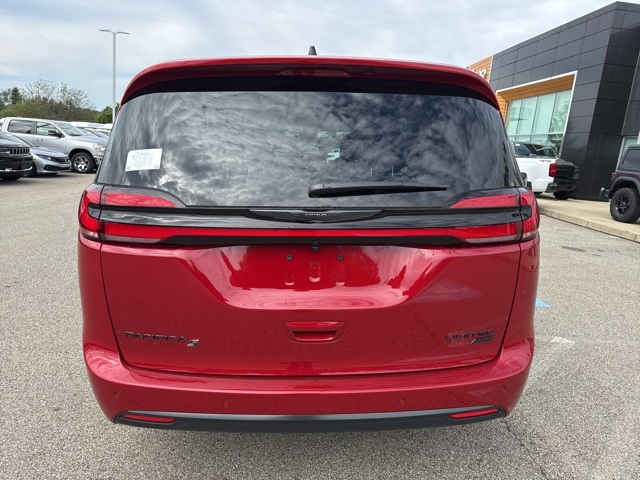 2026 Chrysler Pacifica Limited photo 8