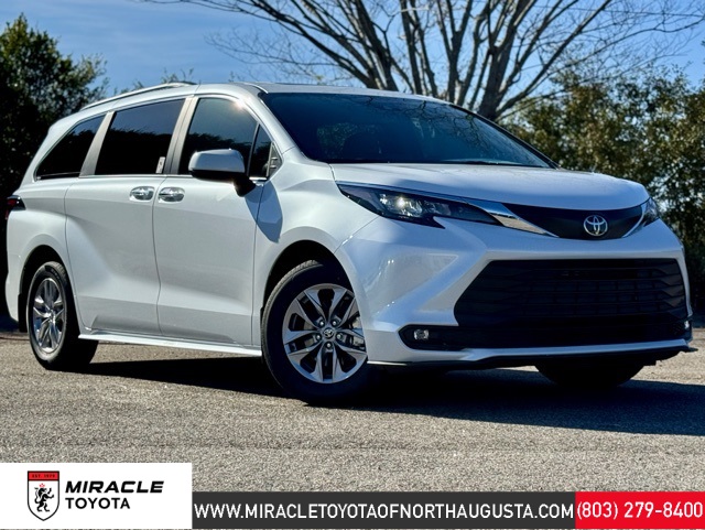 2026 Toyota Sienna XLE's photo