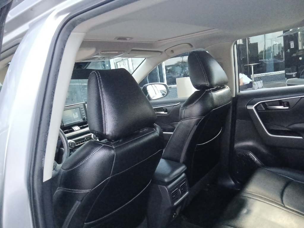 2021 Toyota RAV4 XLE photo 2