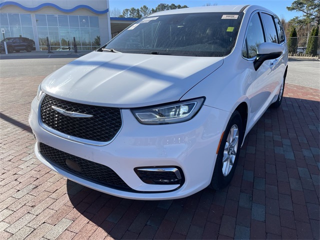 2023 Chrysler Pacifica Touring's photo