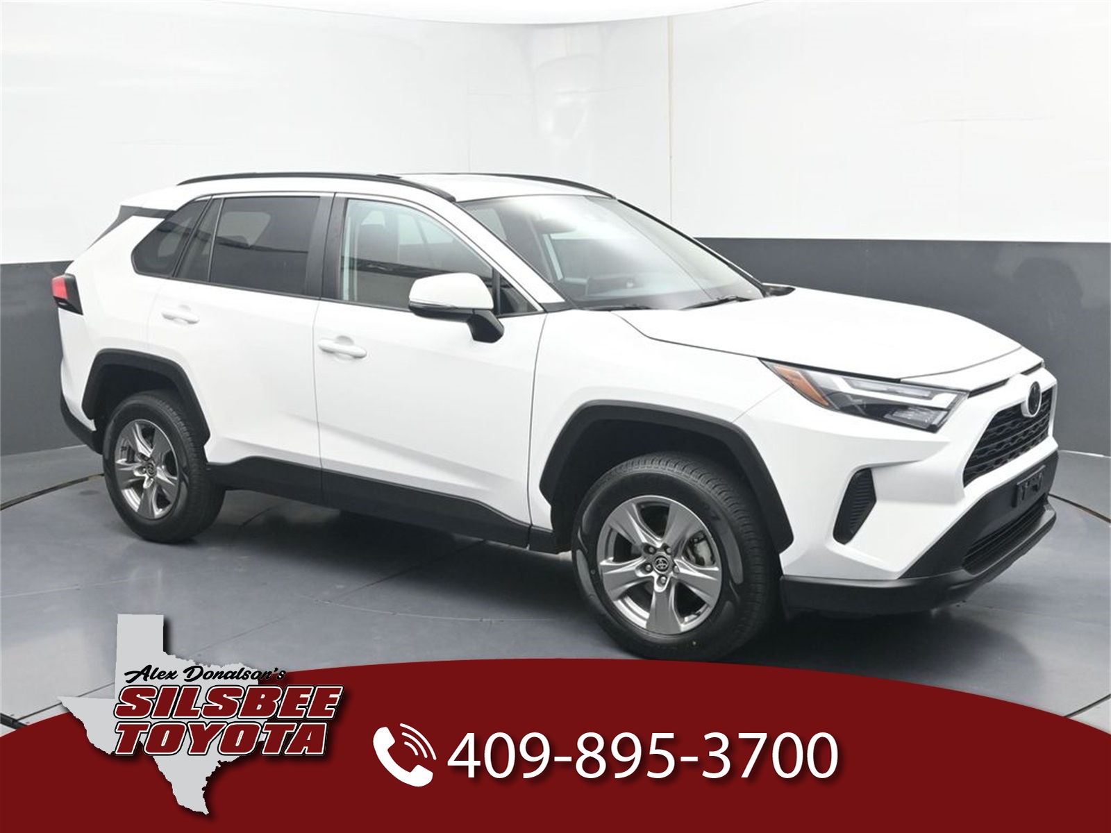 2024 Toyota RAV4 XLE's photo