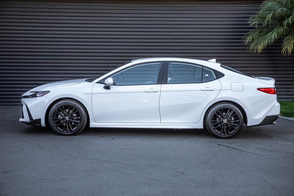 2025 Toyota Camry SE's photo