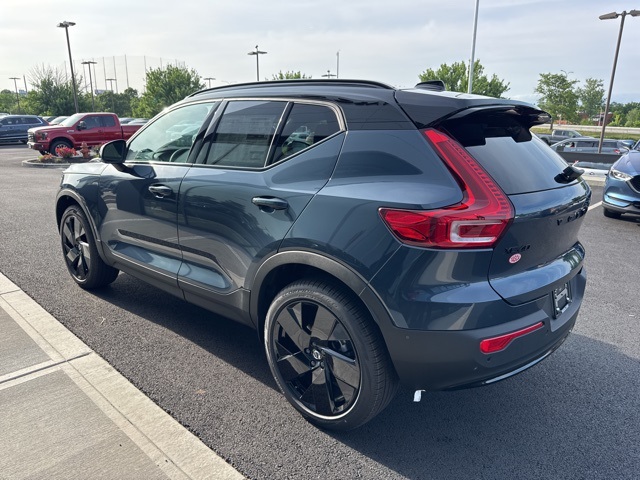 2026 Volvo XC40 photo 2