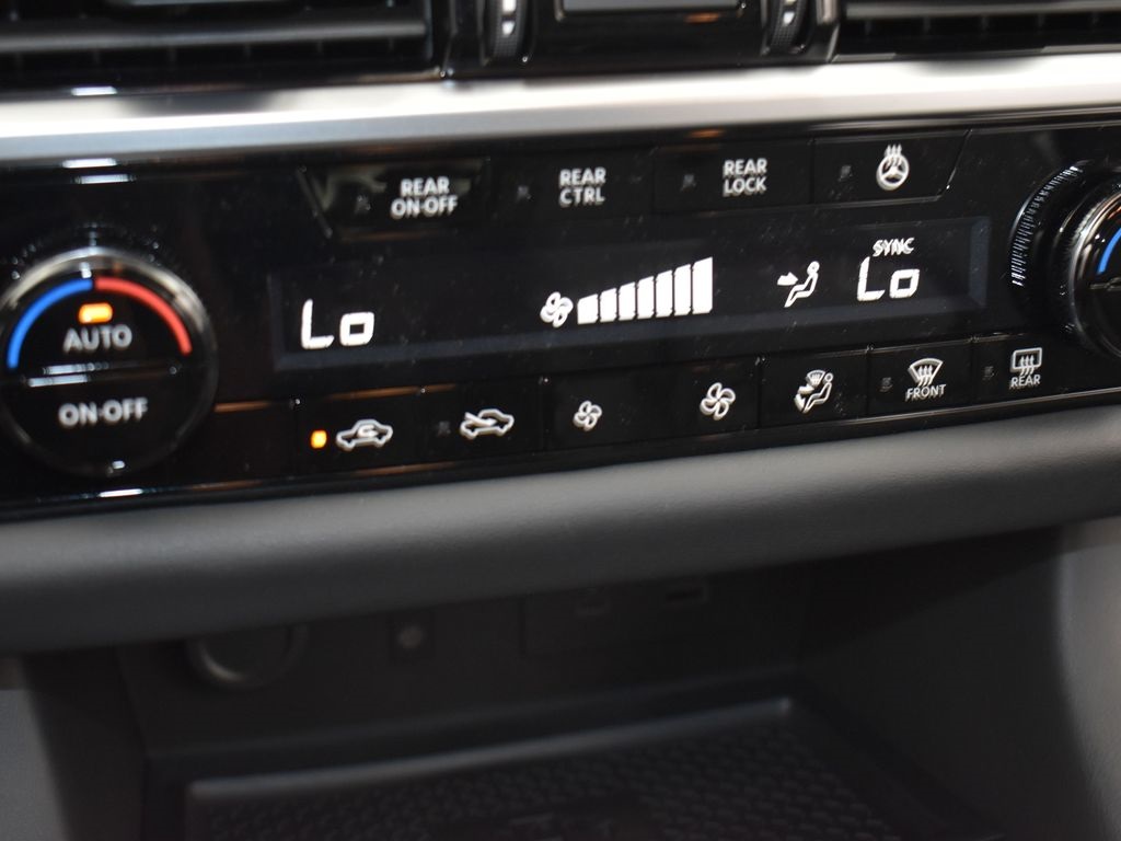 2025 Nissan Pathfinder SL photo 12