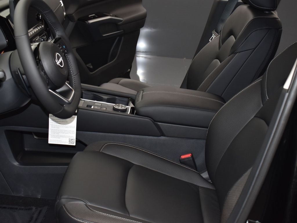 2025 Nissan Pathfinder SL photo 16