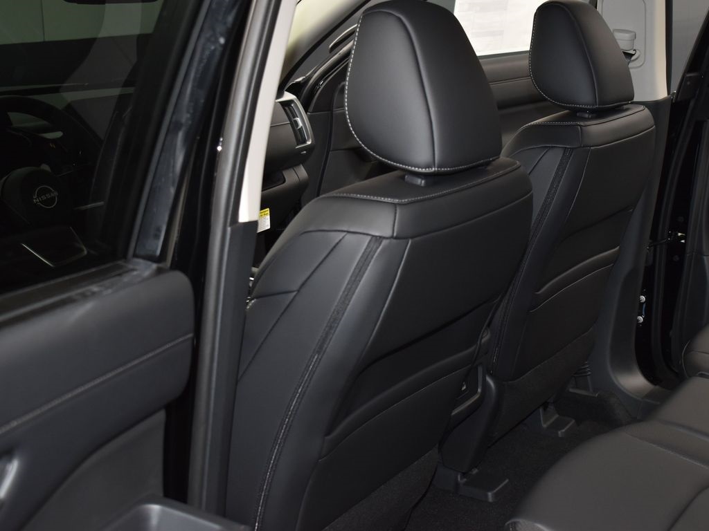 2025 Nissan Pathfinder SL photo 17