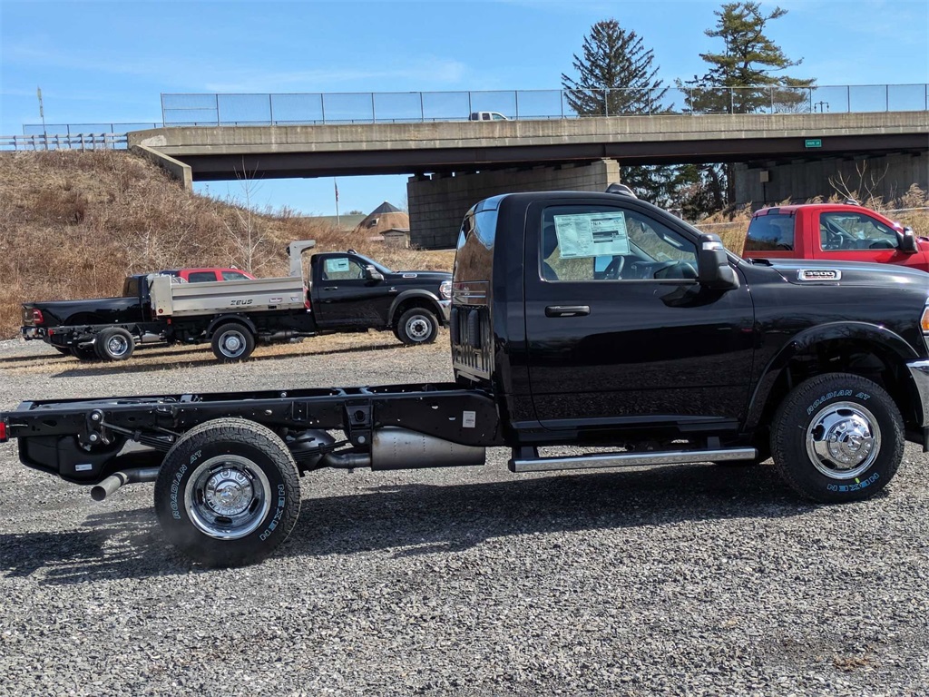 2024 Ram 3500 Tradesman photo 2