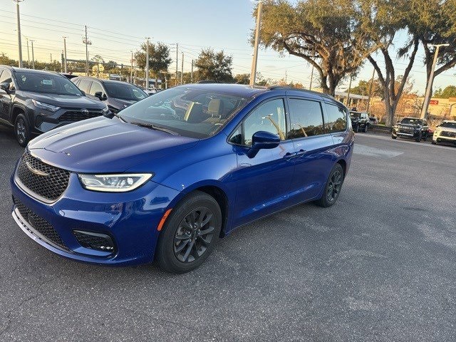 2021 Chrysler Pacifica Touring's photo