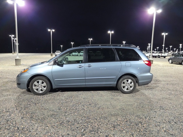 2010 Toyota Sienna LE photo 2