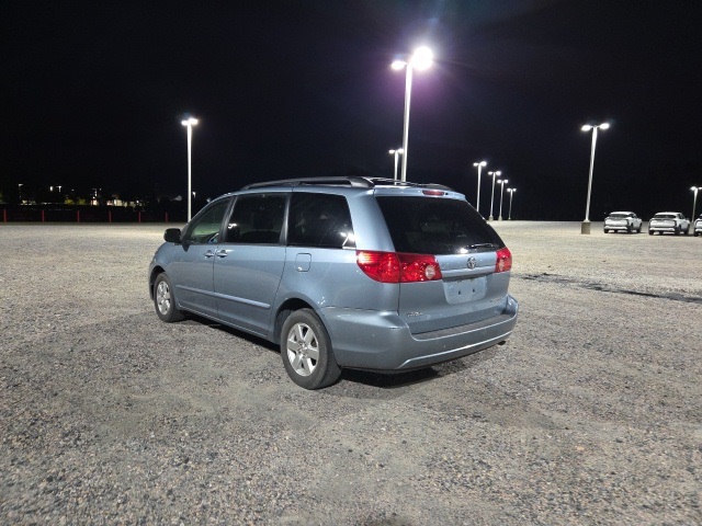 2010 Toyota Sienna LE photo 3