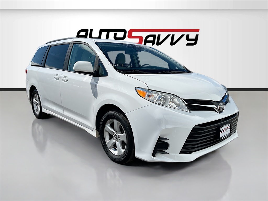 2020 Toyota Sienna LE's photo