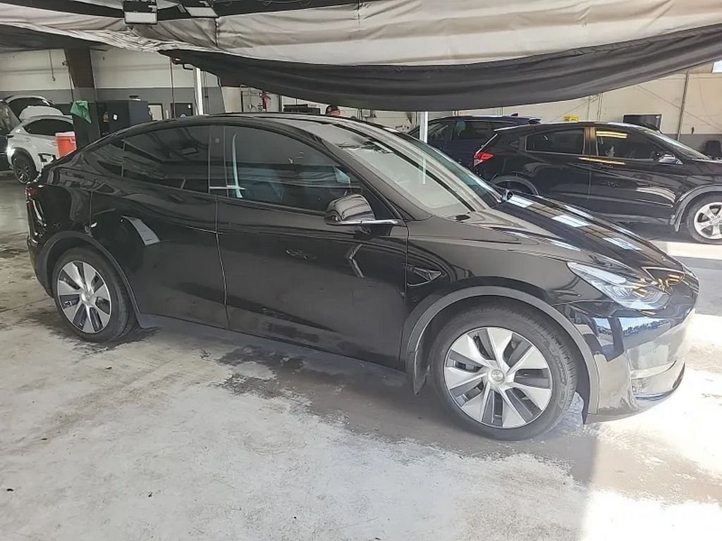 Used 2021 Tesla Model Y Long Range with VIN 5YJYGDEE7MF286432 for sale in Northfield, Minnesota