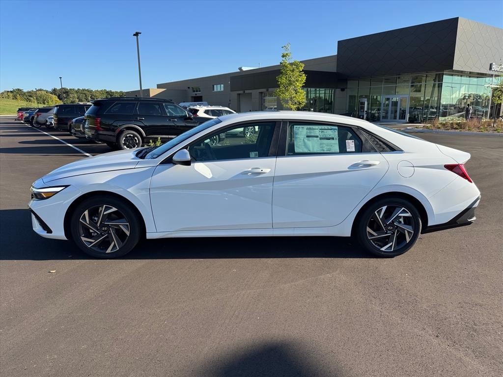 2025 Hyundai Elantra SEL Convenience photo 2