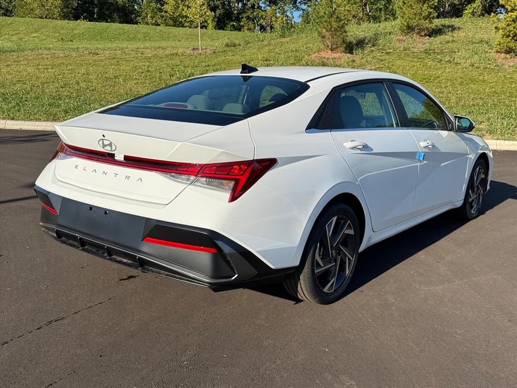 2025 Hyundai Elantra SEL Convenience photo 3