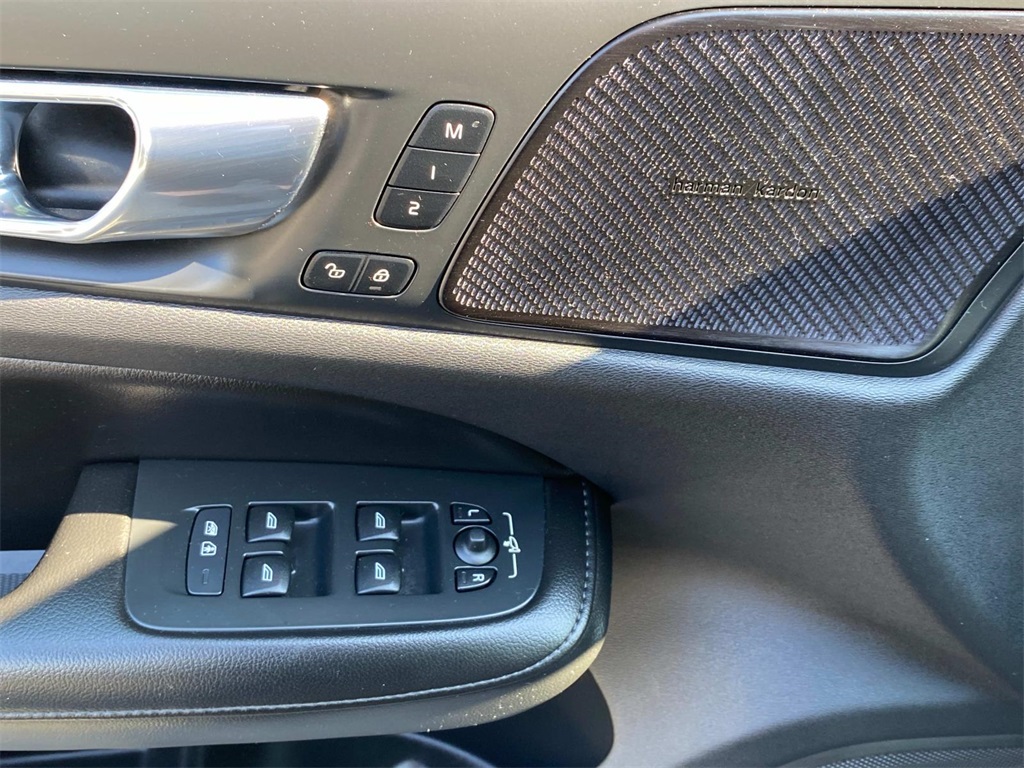 2020 Denim Blue Metallic Volvo S60 T6 Momentum AWD Sedan