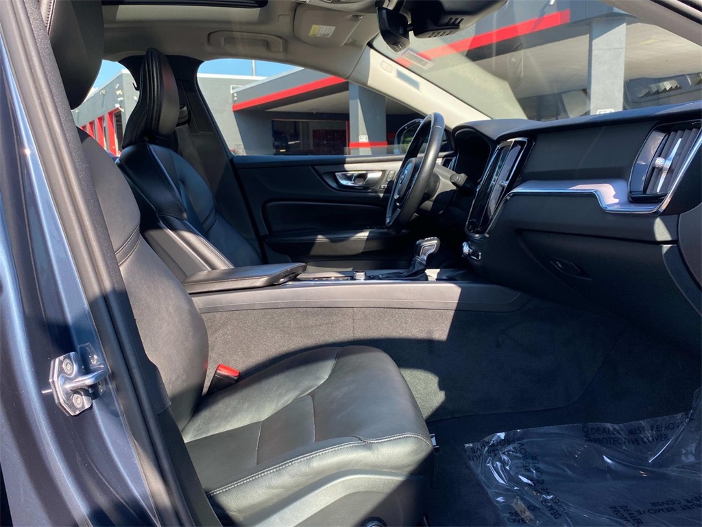 2020 Denim Blue Metallic Volvo S60 T6 Momentum AWD Sedan