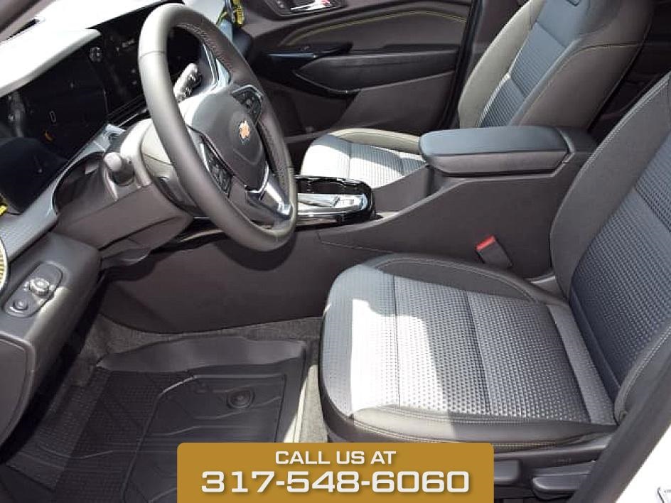2025 Summit White Chevrolet Trax LT FWD SUV