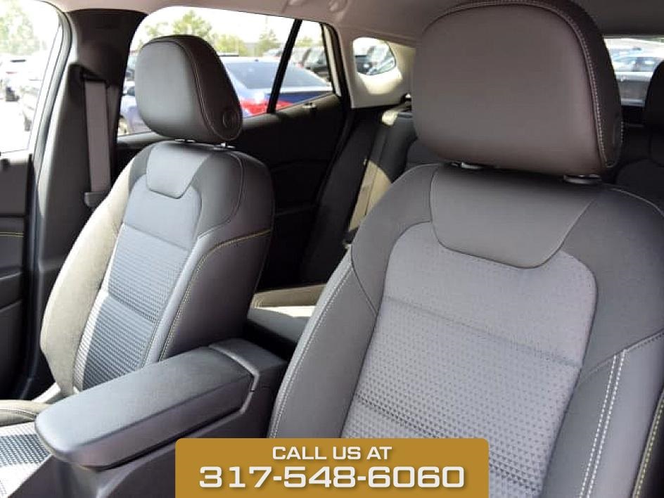 2025 Summit White Chevrolet Trax LT FWD SUV