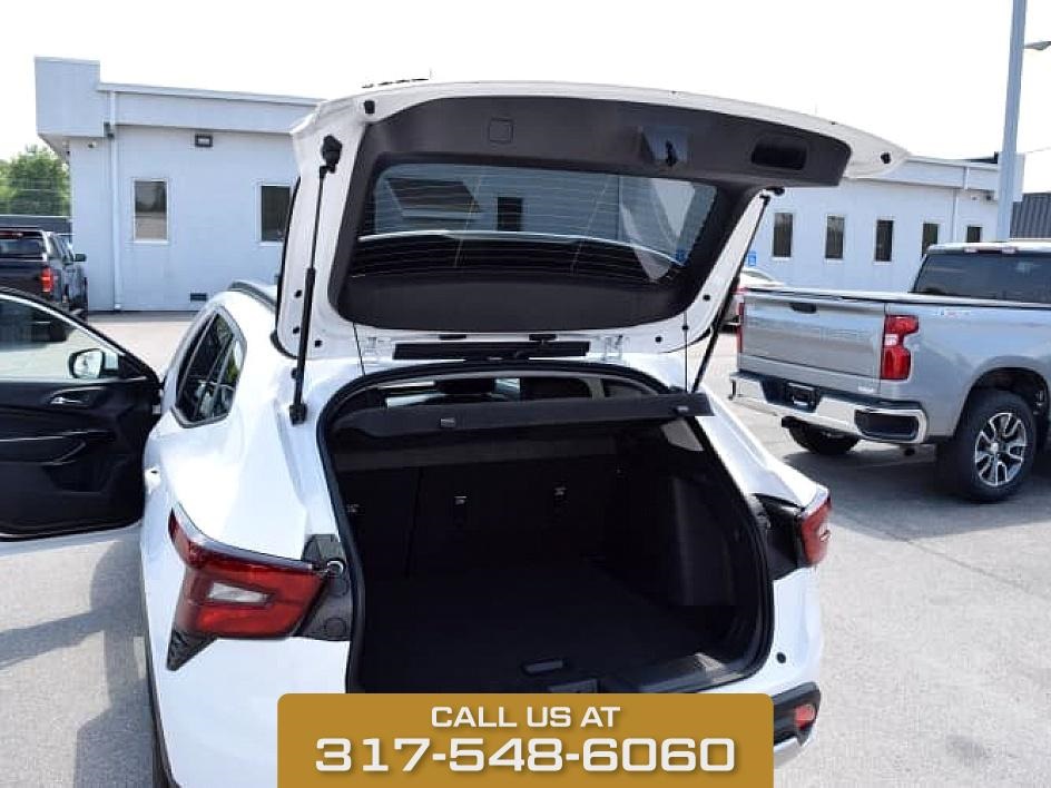 2025 Summit White Chevrolet Trax LT FWD SUV