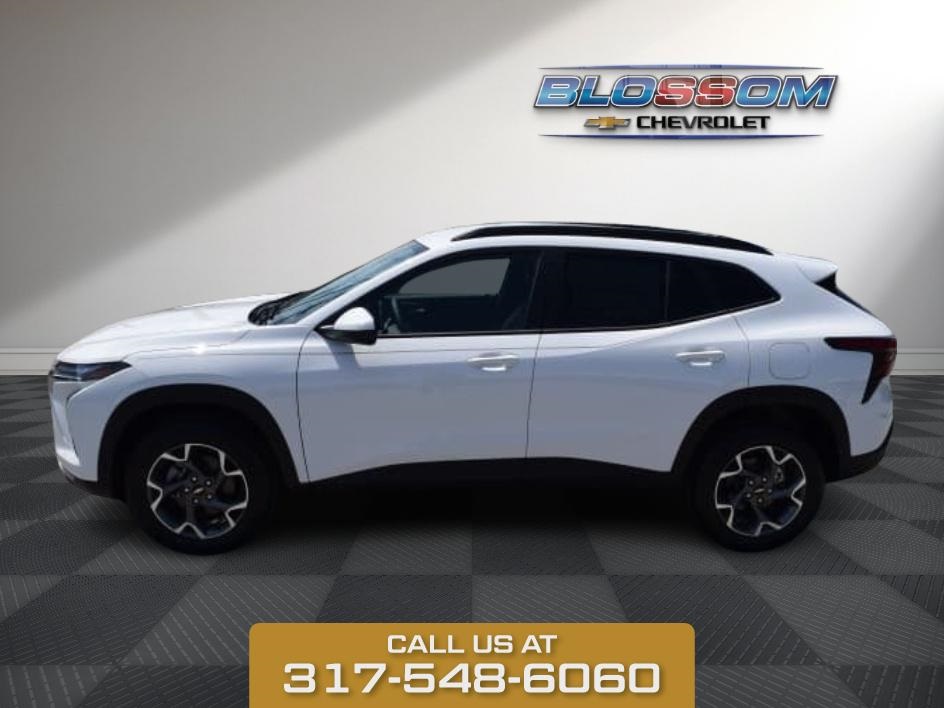 2025 Summit White Chevrolet Trax LT FWD SUV
