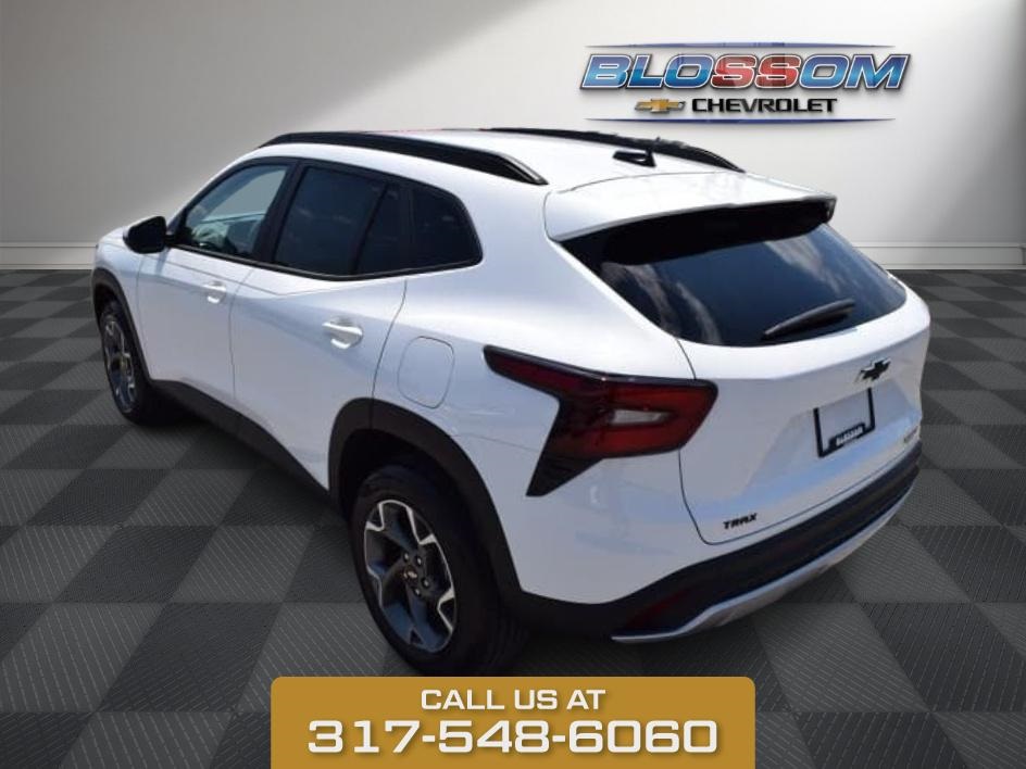 2025 Summit White Chevrolet Trax LT FWD SUV