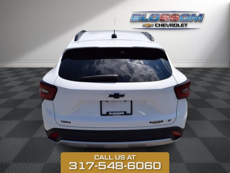 2025 Summit White Chevrolet Trax LT FWD SUV