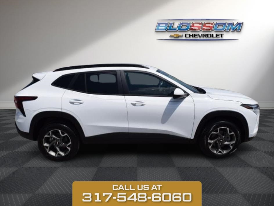 2025 Summit White Chevrolet Trax LT FWD SUV