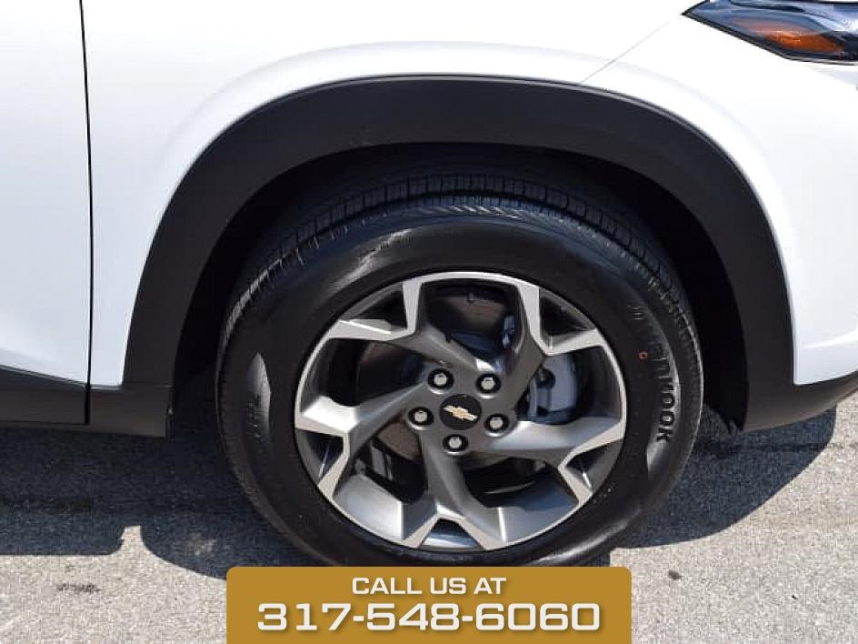 2025 Summit White Chevrolet Trax LT FWD SUV