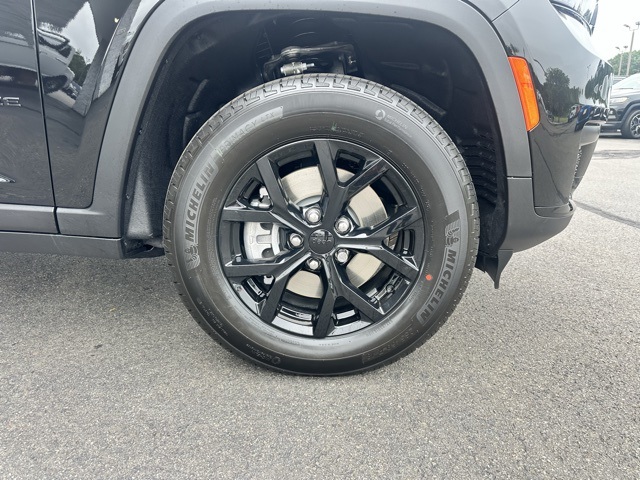 2025 Diamond Black Crystal Pearlcoat Jeep Grand Cherokee L Altitude X 4X4 SUV