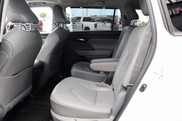 2021 Toyota Highlander XLE photo 12