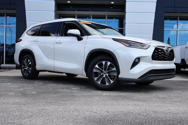 2021 Toyota Highlander XLE photo 2