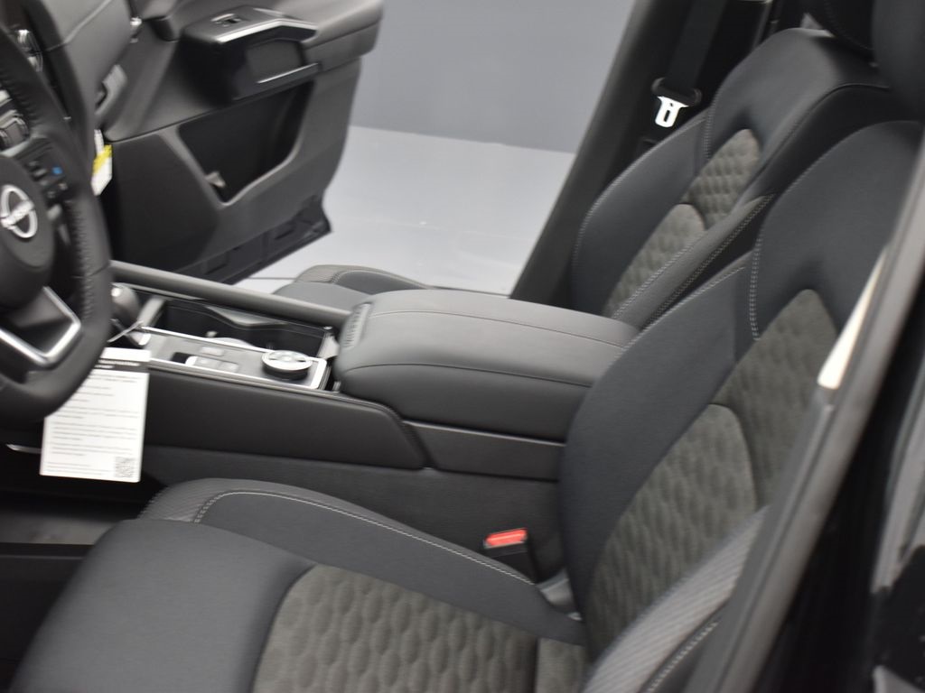 2025 Nissan Pathfinder SV photo 15