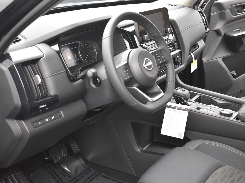 2025 Nissan Pathfinder SV photo 6