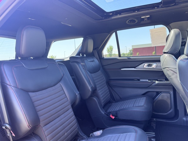 2025 Ford Explorer ST-Line photo 23