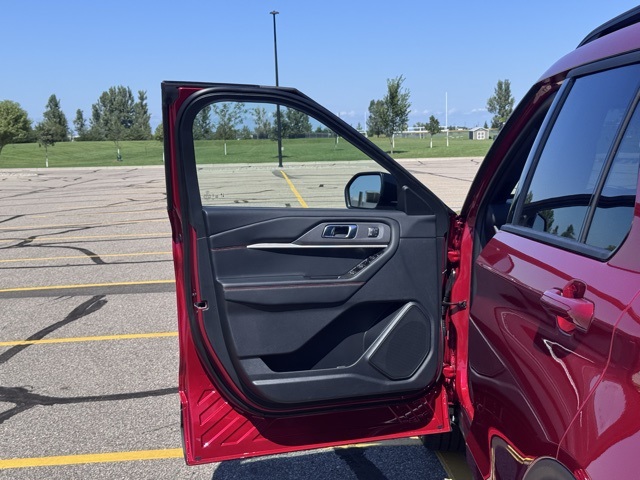 2025 Ford Explorer ST-Line photo 2