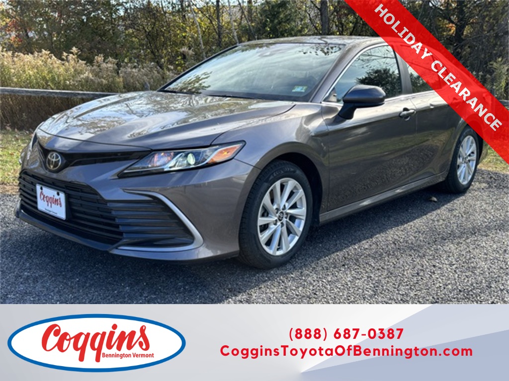 2024 Toyota Camry LE's photo