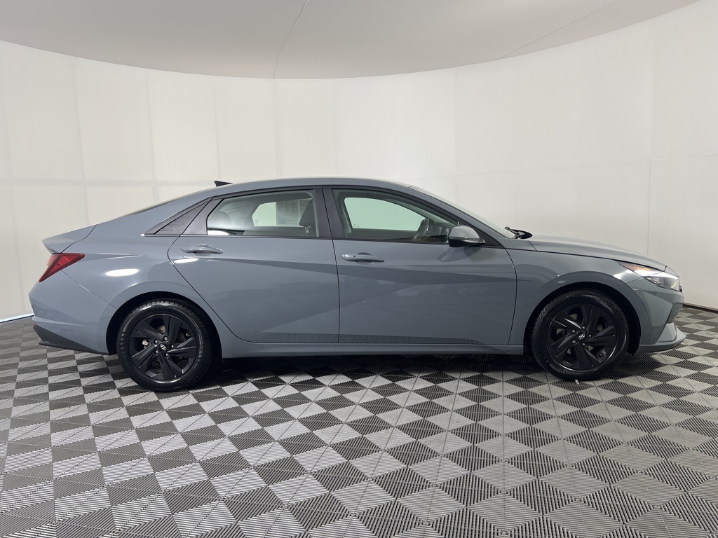 2022 Hyundai Elantra SEL photo 2