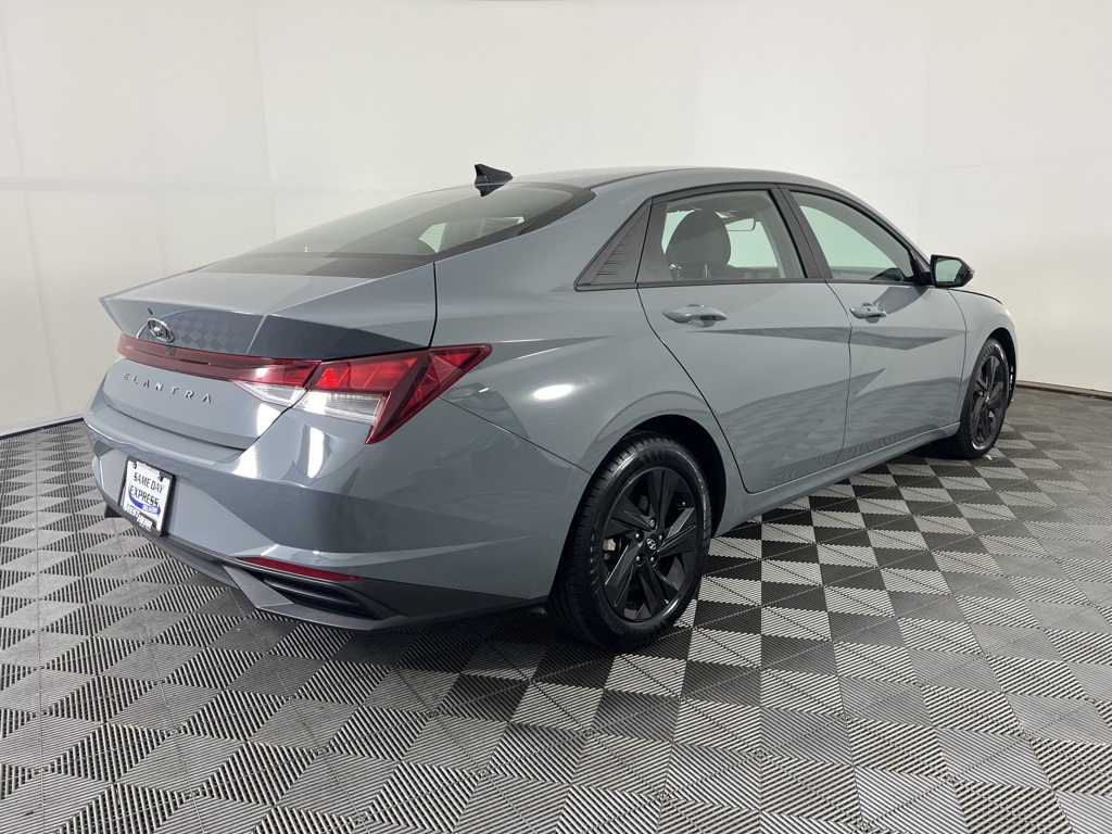 2022 Hyundai Elantra SEL photo 3